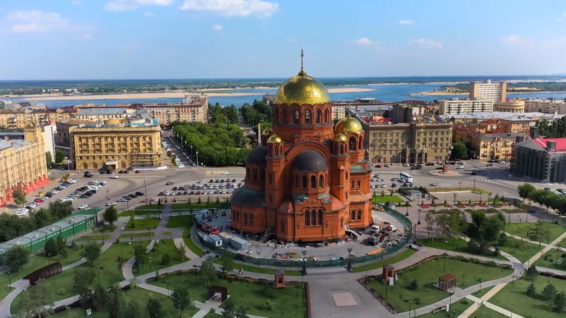 Церковь напротив панельки